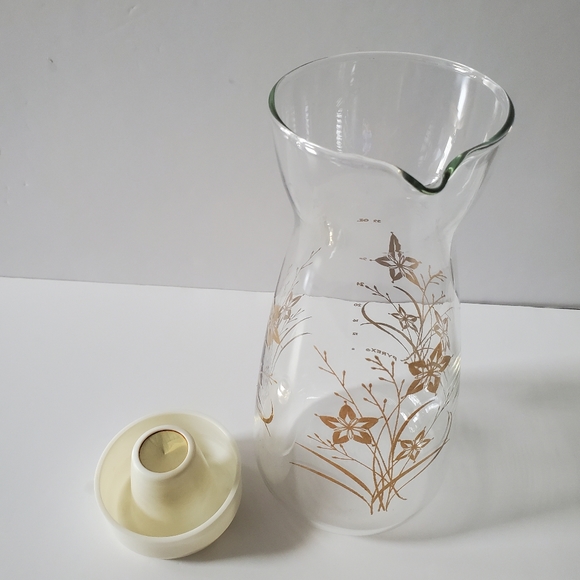 VTG PYREX Juice Pitcher Milk Carafe Glass Server Floral Leafy Gold Overlay Tall - Picture 9 of 14